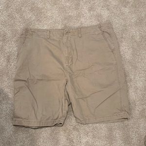 Men’s Old Navy khaki shorts